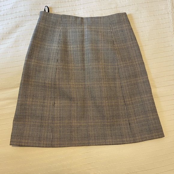 Babaton Skirt - 00 - Picture 2 of 3